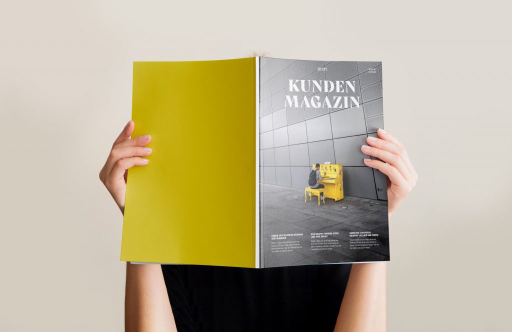 Frau hält Kundenmagazin