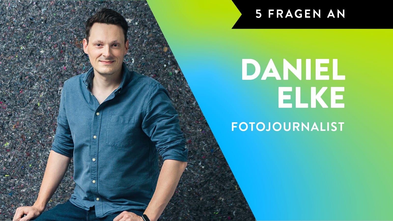 Der Fotojournalist sitzt vor einer grauen Tapete, daneben steht der Name Daniel Elke auf buntem Hintergrund