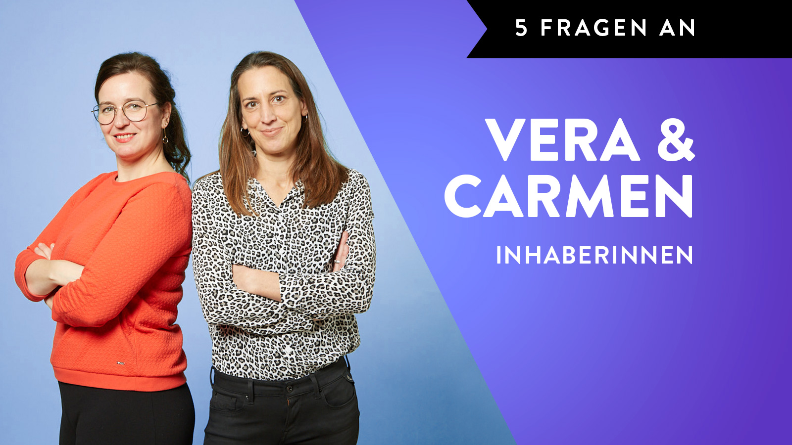Die zwei Inhaberinnen Vera Hopp und Carmen Altrock stehen mit verschränkten Armen nebeneinander vor blauem Grund, rechts steht in großer Schrift: VERA & CARMEN INHABERINNEN